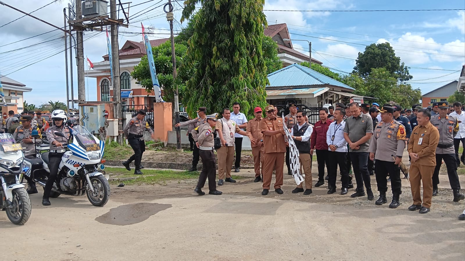JELANG PILKADA: Kapolres PPU, AKBP Supriyanto bersama Ketua KPU PPU, Ali Yamin Ishak dan Pj Bupati PPU, Zainal Arifin, ketika melaksanakan distribusi logistik Pilkada 2024. (Kacamatanegeri.com)